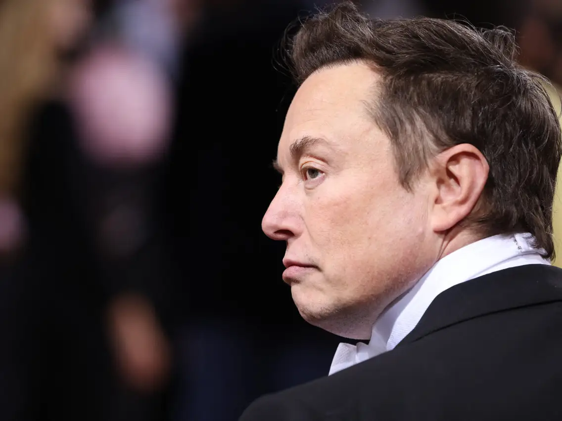 Elon Musk annonce la suspension du rachat de Twitter, qui s'effondre à Wall Street